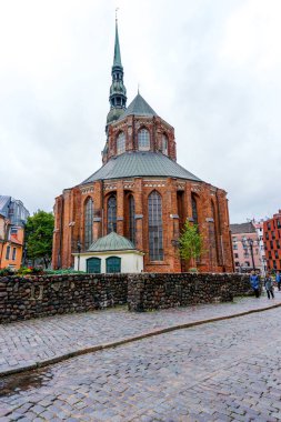 Riga, Letonya - 19 Ağustos 2021: Riga 'daki tarihi şehir merkezi