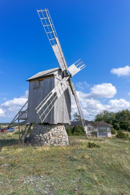 Ohessaare, Estonya - 15 Ağustos 2021: Estonya 'daki Saaremaa Adası' ndaki Ohessaare yel değirmenlerinin manzarası