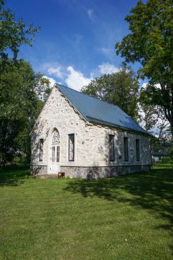 Laitse, Estonya - 12 Ağustos 2021: Kuzey Estonya 'daki Laitse Kalesi Malikânesi Kilisesi manzarası