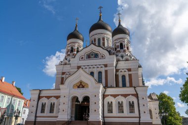 Tallinn, Estonya: 6 Ağustos 2021: Tallinn 'in göbeğindeki Alexander Nevsky Katedrali