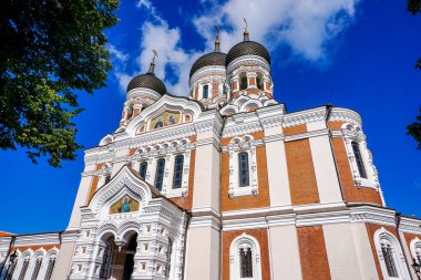 Tallinn, Estonya: 6 Ağustos 2021: Tallinn 'in göbeğindeki Alexander Nevsky Katedrali
