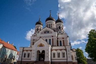 Tallinn, Estonya: 6 Ağustos 2021: Tallinn 'in göbeğindeki Alexander Nevsky Katedrali