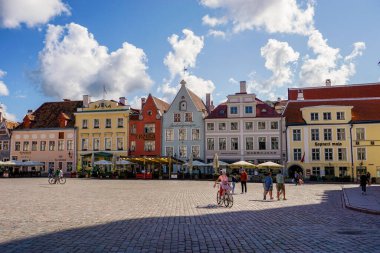 Tallinn, Estonya: 6 Ağustos 2021: Tallinn 'in tarihi şehir merkezindeki Raekoja Meydanı manzarası