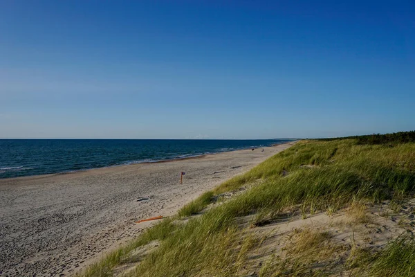Гарний Ідилічний Нескінченний Білий Піщаний Пляж Спокійним Океаном Ніжними Хвилями — стокове фото