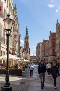 Danzig, Polonya - 2 Eylül 2021: turistler tarihi şehir merkezi Danzig 'i ziyaret ediyorlar