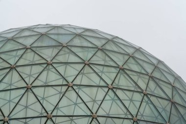 Merkine, Litvanya - 31 Ağustos 2021: Litvanya 'daki Merkine Piramidinin cam kubbesinin soyut yüksek anahtarlı siyah beyaz görüntüsü