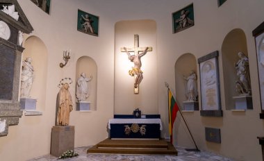 Vilnius, Litvanya - 30 Ağustos 2021: Vilnius 'taki Aziz Peter Kilisesi ve Aziz Paul Kilisesi içindeki şapelin manzarası