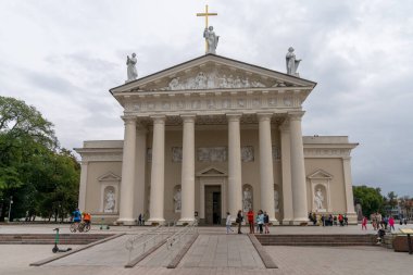 Vilnius, Litvanya - 30 Ağustos 2021: Vilnius Katedrali ve Vilnius Eski Kasabası Katedrali manzarası