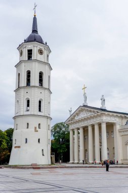 Vilnius, Litvanya - 30 Ağustos 2021: Vilnius Katedrali ve Vilnius Eski Kasabası Katedrali manzarası