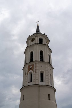 Vilnius, Litvanya - 30 Ağustos 2021: Vilnius 'taki Katedral Çan Kulesi manzarası
