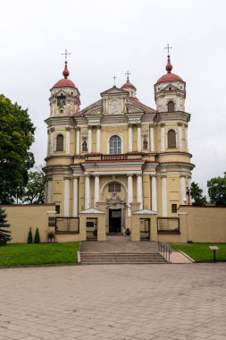 Vilnius, Litvanya - 30 Ağustos 2021: Vilnius 'taki Aziz Peter ve Aziz Paul Kilisesi manzarası