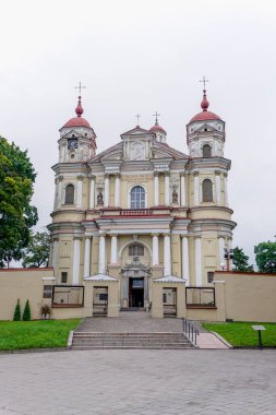 Vilnius, Litvanya - 30 Ağustos 2021: Vilnius 'taki Aziz Peter ve Aziz Paul Kilisesi manzarası