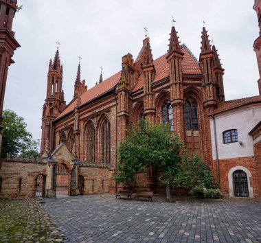 Vilnius, Litvanya - 30 Ağustos 2021: Vilnius 'taki Saint Anne Kilisesi manzarası