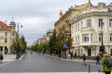 Vilnius, Litvanya - 30 Ağustos 2021: Gedimino Caddesi manzaralı tarihi Vilnius Kasabası