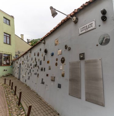 Vilnius, Litvanya - 30 Ağustos 2021: Litvanya 'nın ünlü Literatu Sokağı' nın Eski Vilnius Kasabası yazarlarının çalışmaları