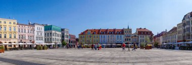 Bygdoszcz, Polonya - 7 Eylül 2021: Eski Bygdoszcz kasabasındaki tarihi Stary Rynek şehir meydanının panorama manzarası