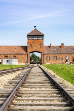 Auschwitz, Polonya - 15 Eylül 2021: Polonya 'daki Auschwitz Toplama Kampı' ndaki kapı ve tren raylarının görüntüsü