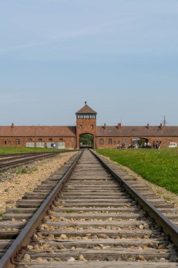Auschwitz, Polonya - 15 Eylül 2021: Polonya 'daki Auschwitz Toplama Kampı' ndaki kapı ve tren raylarının görüntüsü
