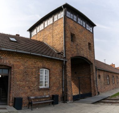 Auschwitz, Polonya - 15 Eylül 2021: Güney Polonya 'daki Auschwitz Birkenau Toplama Kampı' nın kapısı.
