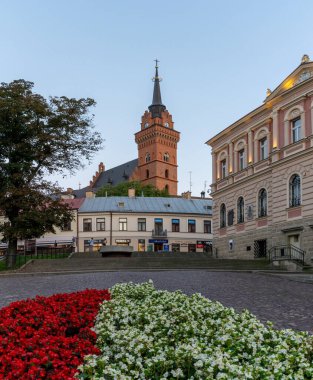Tarnow, Polonya - 14 Eylül 2021: Tarnow 'un tarihi şehir merkezi. Arkasında Tarnow Katedrali ve önünde Polonya ulusal renkleriyle çiçekler var.