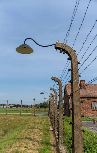 Auschwitz Polen September 2021 Prikkeldraad Lantaarns Met Bewakingshuis Achtergrond Concentratiekamp — Stockfoto