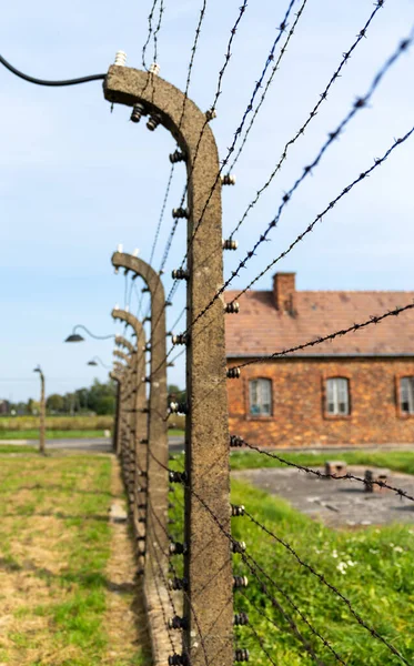 Auschwitz Polen September 2021 Prikkeldraad Lantaarns Met Bewakingshuis Achtergrond Concentratiekamp — Stockfoto