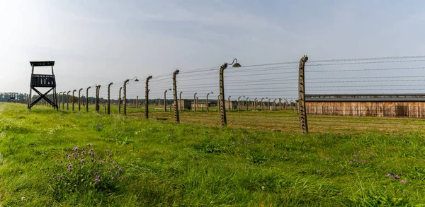Auschwitz Polen September 2021 Panoramisch Uitzicht Prikkeldraad Wachttoren Gevangenenbarakken Concentratiekamp — Stockfoto