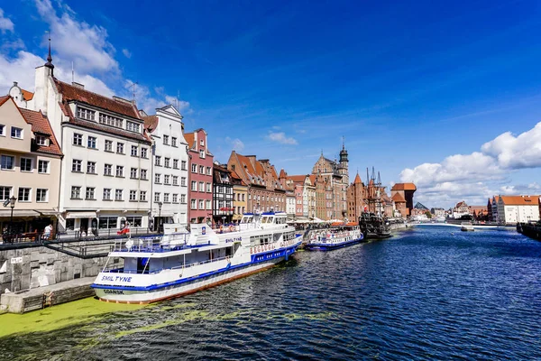 ポーランドのダンツィヒ 2021年9月2日 歴史ある旧市街のモトラワ川のウォーターフロントの景色 Gdansk — ストック写真