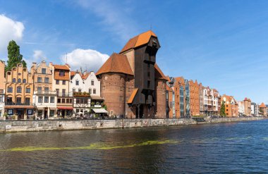 Danzig, Polonya - 2 Eylül 2021: Tarihi Gdansk kasabasındaki Motlawa Nehri kıyısı manzarası