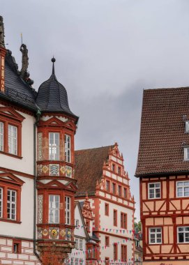 Coburg, Almanya - 10 Ekim 2025: Coburg 'un eski şehir merkezinde renkli yarı keresteli evler