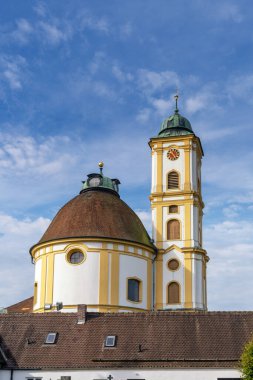 Friedberg, Almanya - 8 Ekim 2025: Friedberg 'deki efendimizin dinlenme yerindeki kutsal kilisenin çan kulesinin manzarası