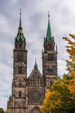 Nuremberg, Almanya - 9 Ekim 2025: Nuremberg şehir merkezindeki St. Lorenz kilisesinin dikey görünümü