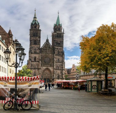 Nuremberg, Almanya - 9 Ekim 2025: Nuremberg şehir merkezindeki St. Lorenz Kilisesi 'nin manzarası