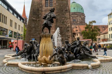 Nuremberg, Almanya - 9 Ekim 2025: Nuremberg şehir merkezindeki Beyaz Kule 'nin önündeki şaibeli Evlilik Atlıkarınca Çeşmesinin manzarası