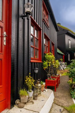 Torshavn, Faroe Adaları - 9 Temmuz 2025: Faroe Adaları 'ndaki tarihi şehir merkezi Thorshavn' daki renkli ahşap evler