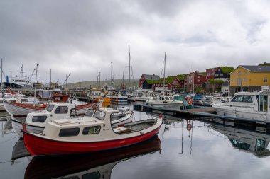 Torshavn, Faroe Adaları - 9 Temmuz 2025: Torshavn şehir merkezi Tinganes hükümet bölgesinin renkli binaları ve limandaki birçok tekne ve gemi