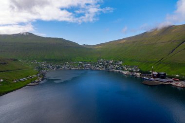Faroe Adaları Eysturoy Körfezi 'ndeki Fuglafjordur Köyü' nün insansız hava aracı görüntüsü.