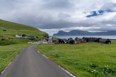 Faroe Adaları 'ndaki Eysturoy' daki Gjogv adlı güzel sahil köyüne giden tek şeritli yol.