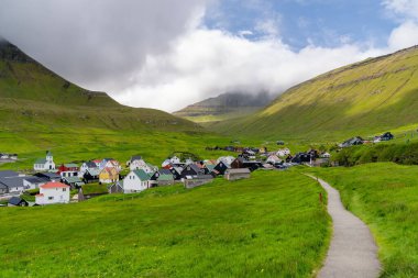 Faroe Adaları 'ndaki Eysturoy' daki Gjogv adlı güzel sahil köyünün manzarası.