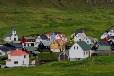 Faroe Adaları 'ndaki Eysturoy' daki Gjogv adlı güzel sahil köyünün yakın görüntüsü.