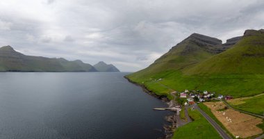 Fiyort ve Kunoy Adası 'ndaki Kunoy Adası' nın insansız hava aracı görüntüsü.