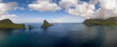 Faroe Adalarındaki Vagar 'daki Sorvagsfjord' un insansız hava aracı manzarası