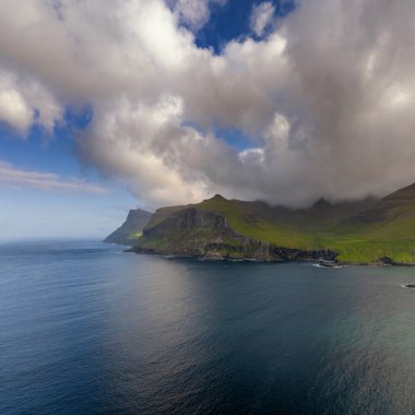 Sorvagsfjord manzarası ve Faroe Adalarındaki Vagar Adası 'nın engebeli kıyı şeridi.