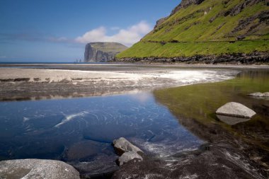 Faroe Adaları 'ndaki Streymoy Adası' ndaki Tjornuvik Sahili ve Körfezi manzarası