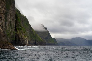 Faroe Adası Takımadaları 'ndaki ünlü Vestmannabjorgini veya Vestmanna Kayalıkları manzarası