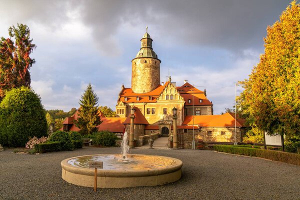 Суха, Польша - 30 сентября 2025 года: вид замка Чоха на юго-западе Польши на закате поздним осенним вечером