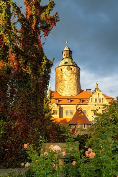 Суха, Польша - 30 сентября 2025 года: вид замка Чоха на юго-западе Польши на закате поздним осенним вечером