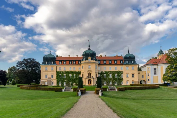 Lany, Çek Cumhuriyeti - 2 Ekim 2025: Çek Cumhuriyeti 'nin Orta Bohemya Bölgesi' ndeki Lany Kalesi malikanesinin manzarası