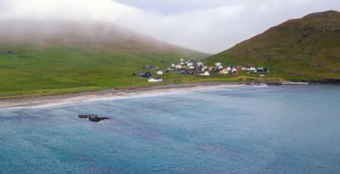 Faroe Adaları 'ndaki Sandoy' daki Husavik köyünün insansız hava aracı görüntüsü