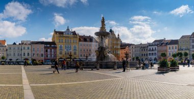 Ceske Budejovice, Çek Cumhuriyeti - 3 Ekim 2025: Ceske Budejovice 'nin kalbinde Samson Çeşmesiyle Ottokar II Meydanı manzarası